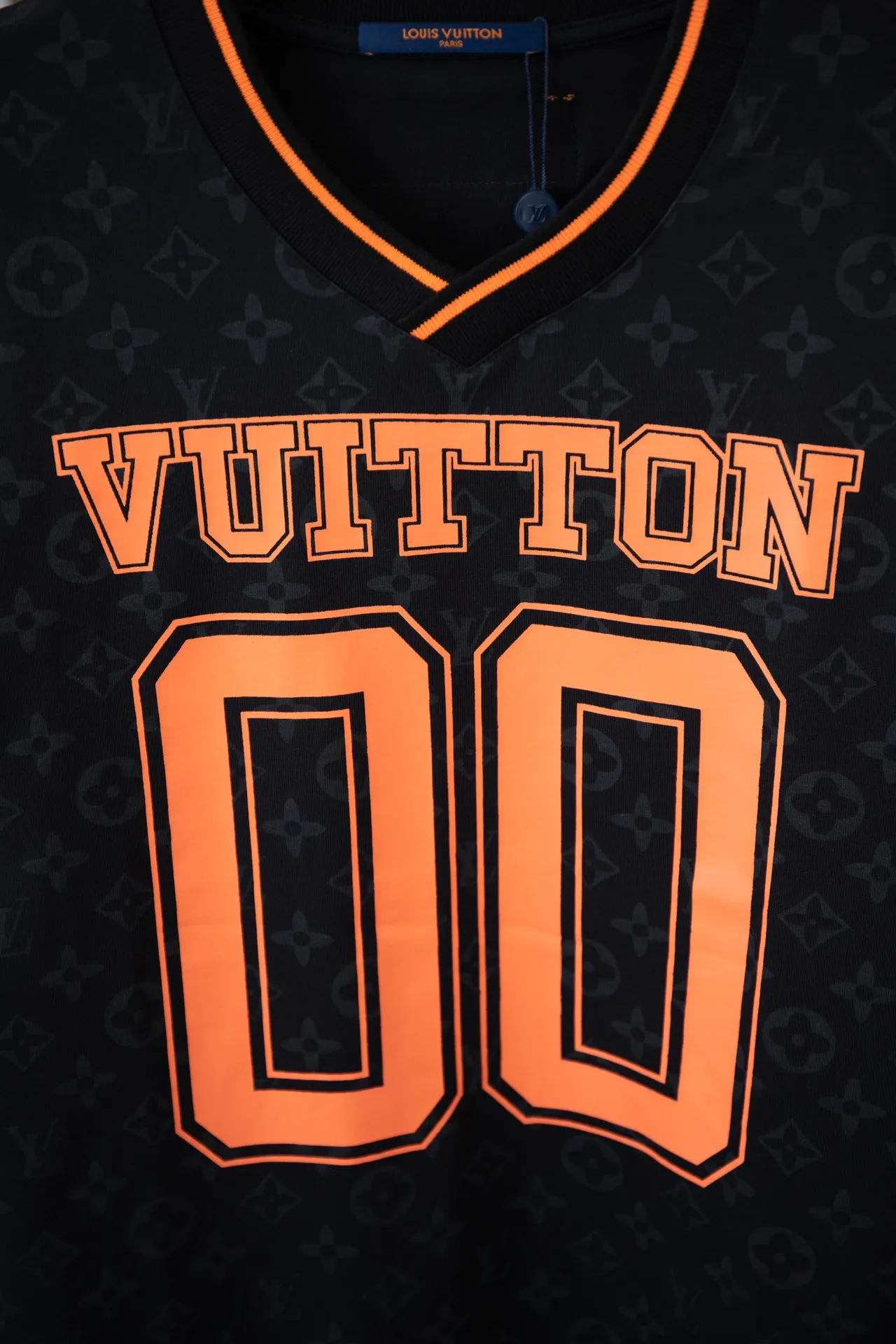 🅿️200 High quality Lv 25 new catwalk limited edition, dark patterned Monogram mechanism jacquard fabric, contrasting threaded V-neck design, sleeve splicing printing, official website synchronization, pure cotton fabric at the counter! Comfortable against the skin, durable and easy to wear, meticulous original craftsmanship, custom-made 260g vat-dyed fabric, very comfortable to the touch, latest brick cabinet synchronization, OS off-shoulder version, fashionable and individual, super versatile and good-looking, very suitable for both men and women, must-have style, hang tag, collar label, washed wheat, complete with three labels S M L XL